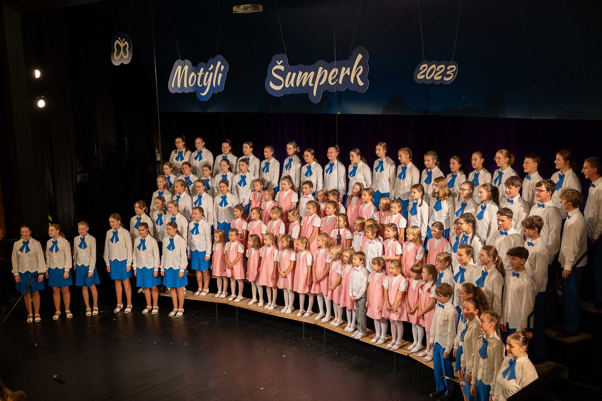 PRVNÍ KONCERT RŮŽOVÝCH DĚTÍ